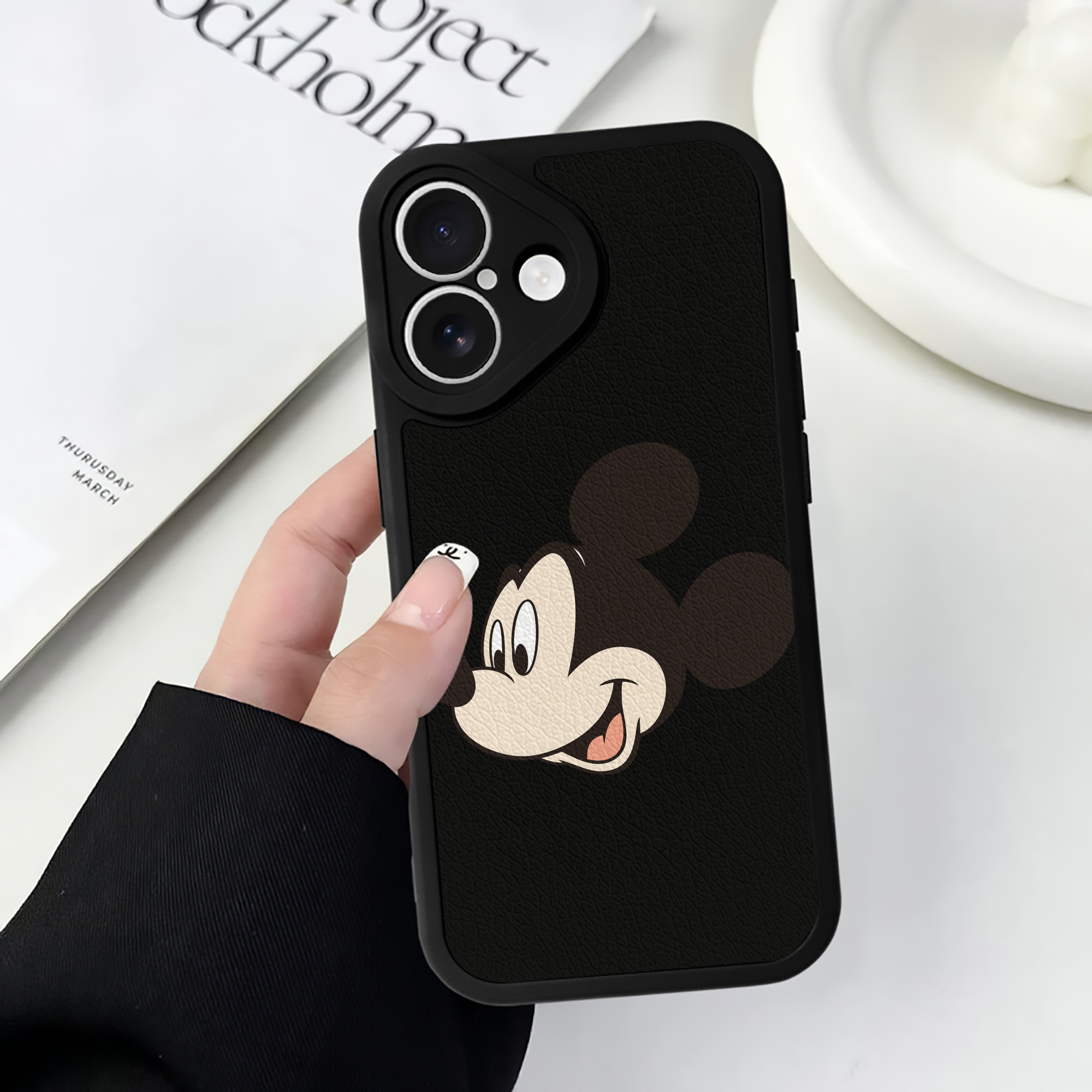 （画像用） ミッキーマウス Mickey Mouse 【iPhone 16シリーズ対応】シリコンスマホケース（レザー調） 材質：シリコン